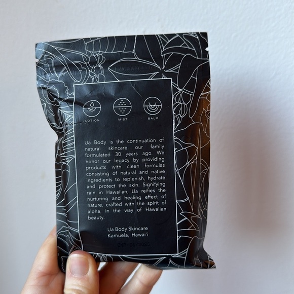 Limited Edition Christie Shinn x United Airlines Travel Case and Amenity Kit - Picture 3 of 6